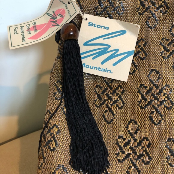 Pretty Patterned Handbag With Zipper Closure - Picture 6 of 7